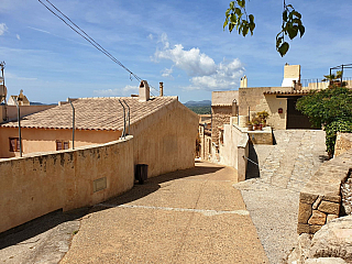 Hrad Capdepera a stejnojmenné městečko na ostrově Mallorka (Španělsko)