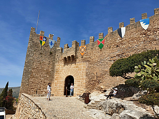 Hrad Capdepera a stejnojmenné městečko na ostrově Mallorka (Španělsko)