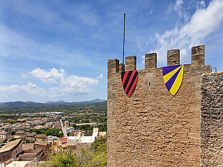 Hrad Capdepera a stejnojmenné městečko na ostrově Mallorka (Španělsko)