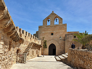 Hrad Capdepera a stejnojmenné městečko na ostrově Mallorka (Španělsko)