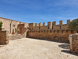 Hrad Capdepera a stejnojmenné městečko na ostrově Mallorka (Španělsko)