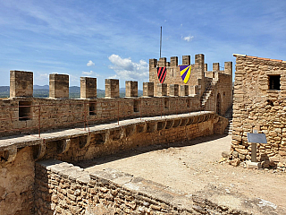 Hrad Capdepera a stejnojmenné městečko na ostrově Mallorka (Španělsko)