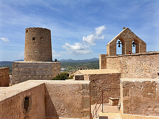 Hrad Capdepera a stejnojmenné městečko na ostrově Mallorka (Španělsko)