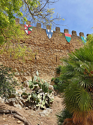 Hrad Capdepera a stejnojmenné městečko na ostrově Mallorka (Španělsko)