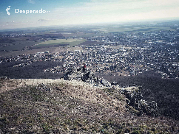 Skalné bralá a výhľad do krajiny z Pyramídy (Slovensko)
