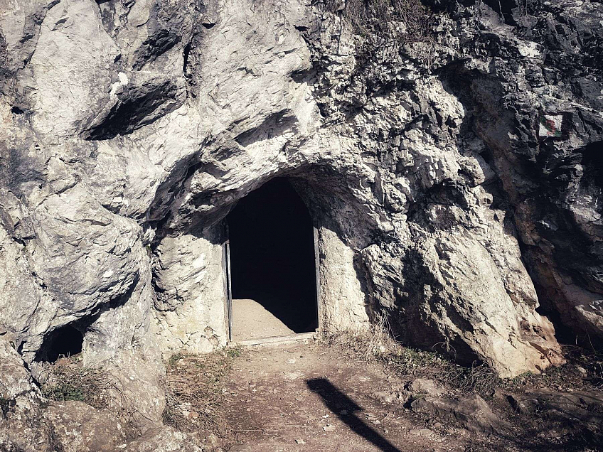 Svoradova jaskyňa na Zobore (Slovensko)