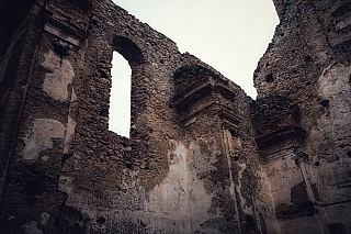 Zachované múry kláštora s kostolom (Slovensko)