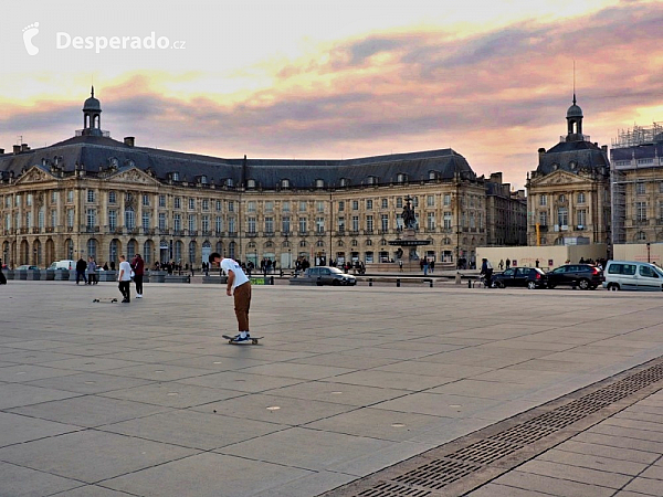 Le miroir d'eau v Bordeaux (Francie)