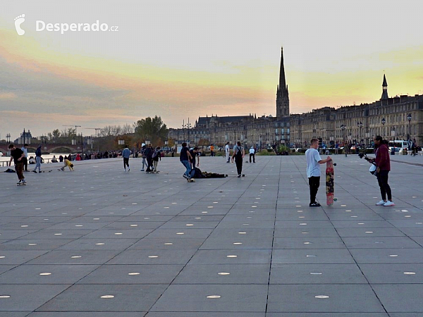 Skate na Le miroir d'eau v Bordeaux (Francie)