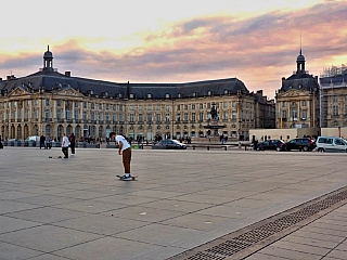 Le miroir d'eau v Bordeaux (Francie)