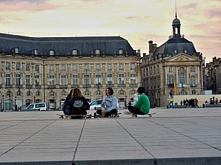 Partičky před Place de la Bourse v Bordeaux (Francie)