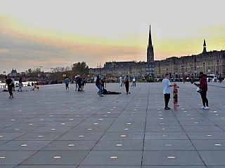 Skate na Le miroir d'eau v Bordeaux (Francie)