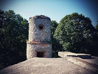 Detail na zrúcaninu letohrádku Babylon v Brodzanoch (Slovensko)