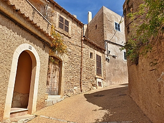 Pevnost a městečko Capdepera na ostrově Mallorka (Španělsko)