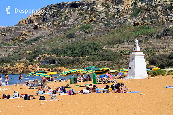 Pláž Ramla Bay na ostrově Gozo (Malta)