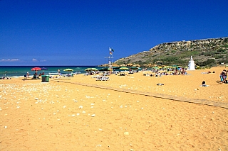 Pláž Ramla Bay na ostrově Gozo (Malta)