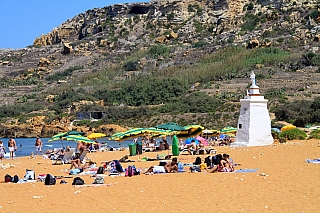 Pláž Ramla Bay na ostrově Gozo (Malta)