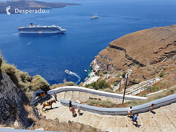 Fira na ostrově Santorini (Řecko)