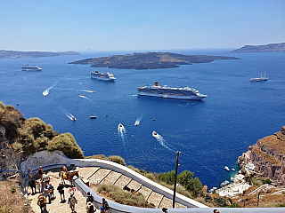 Fira na ostrově Santorini (Řecko)