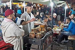 Náměstí a tržiště Jamaa el-Fna v Marrákeši (Maroko)