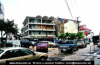 Centrum Belize City a směsice zpravidla obstarožních vozů (Belize)