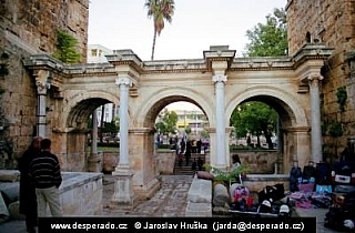 Hadriánova brána v Antalya (Turecko)