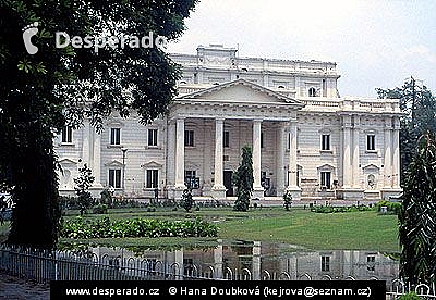 Koloniální architektura v botanické zahradě v Lahore (Pákistán)