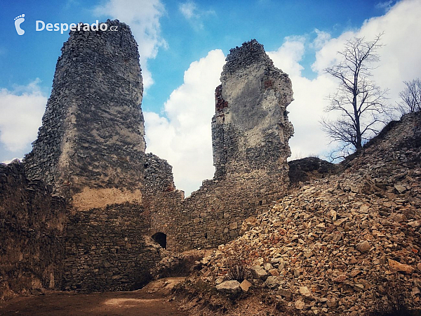 Zrúcanina hradu Gýmeš v pohorí Tribeč (Slovensko)