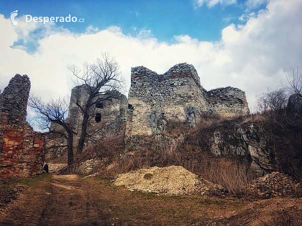 Zrúcanina hradu Gýmeš v pohorí Tribeč (Slovensko)