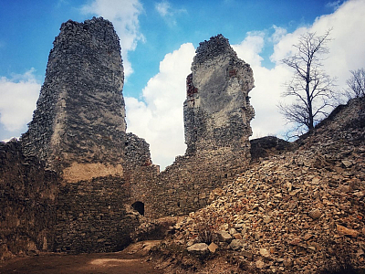 Zrúcanina hradu Gýmeš v pohorí Tribeč (Slovensko)