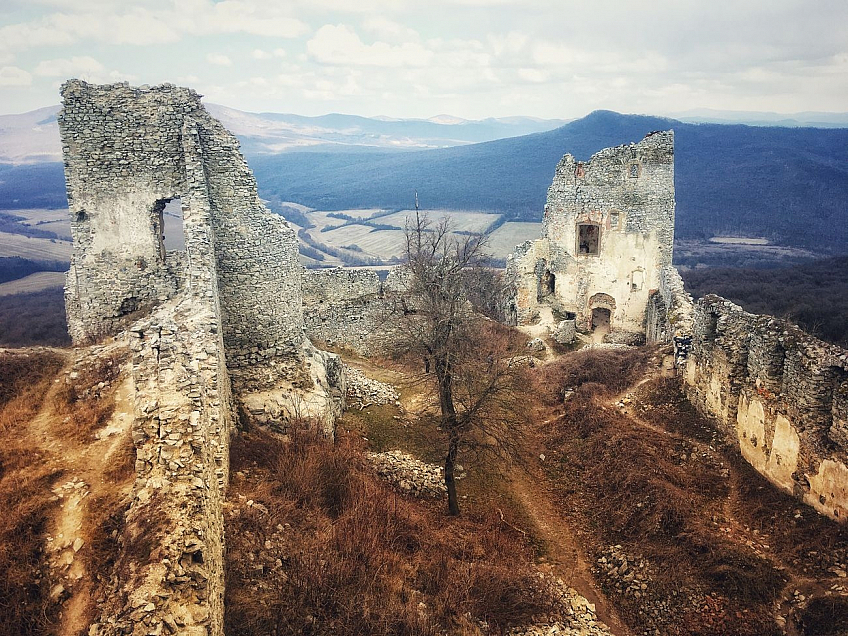 Zrúcanina hradu Gýmeš v pohorí Tribeč (Slovensko)