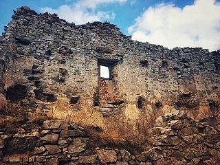 Zrúcanina hradu Gýmeš v pohorí Tribeč (Slovensko)