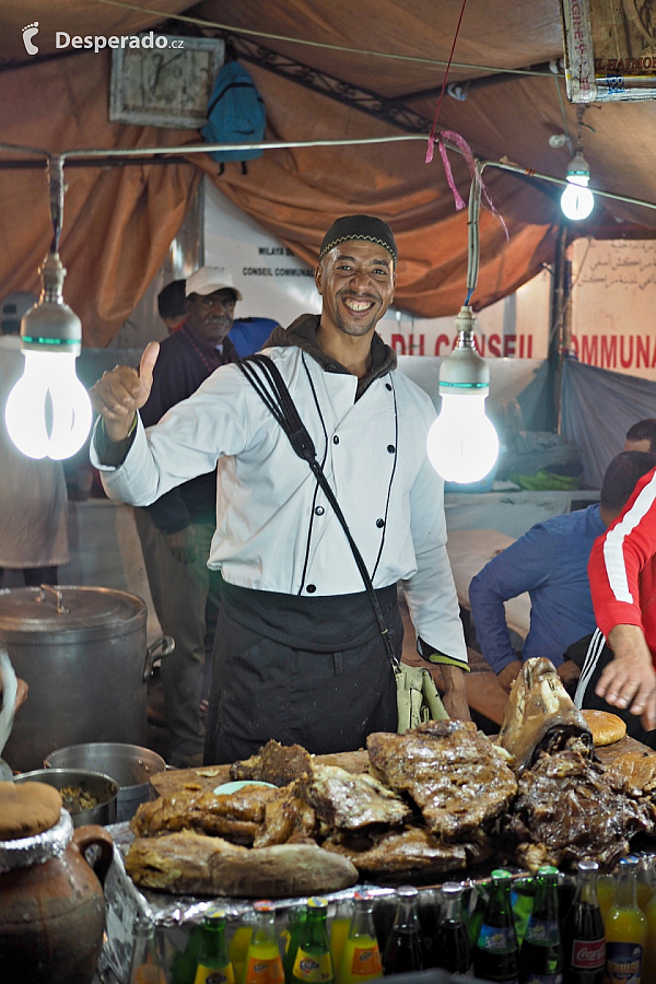 Tržiště Jemaa el-Fna v Marrákeši (Maroko)