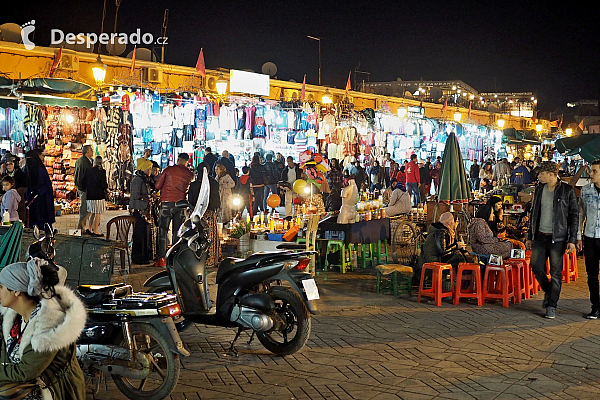 Tržiště Jemaa el-Fna v Marrákeši (Maroko)