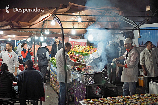 Tržiště Jemaa el-Fna v Marrákeši (Maroko)