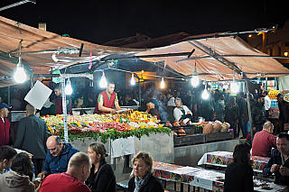 Tržiště Jemaa el-Fna v Marrákeši (Maroko)