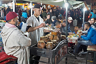 Tržiště Jemaa el-Fna v Marrákeši (Maroko)