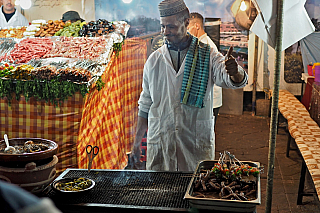 Tržiště Jemaa el-Fna v Marrákeši (Maroko)