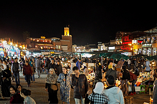 Tržiště Jemaa el-Fna v Marrákeši (Maroko)