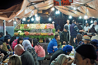 Tržiště Jemaa el-Fna v Marrákeši (Maroko)