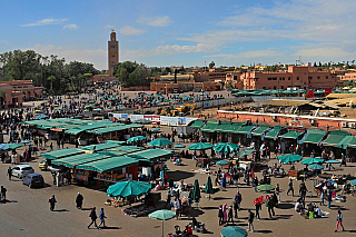 Tržiště Jemaa el-Fna v Marrákeši (Maroko)