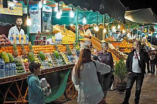 Tržiště Jemaa el-Fna v Marrákeši (Maroko)