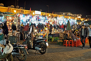 Tržiště Jemaa el-Fna v Marrákeši (Maroko)