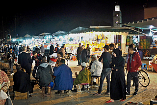 Tržiště Jemaa el-Fna v Marrákeši (Maroko)