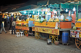 Tržiště Jemaa el-Fna v Marrákeši (Maroko)