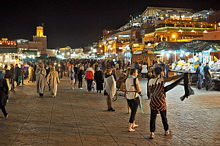 Tržiště Jemaa el-Fna v Marrákeši (Maroko)