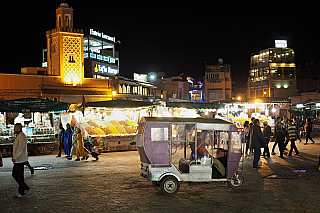 Tržiště Jemaa el-Fna v Marrákeši (Maroko)