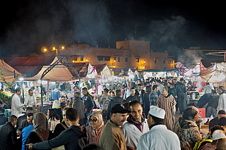 Tržiště Jemaa el-Fna v Marrákeši (Maroko)