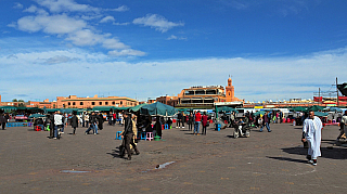 Tržiště Jemaa el-Fna v Marrákeši (Maroko)