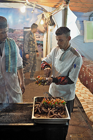 Tržiště Jemaa el-Fna v Marrákeši (Maroko)